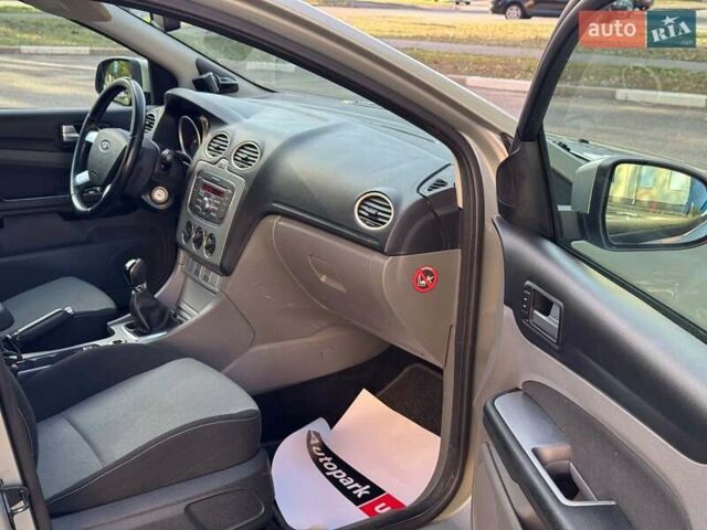 Сірий Форд Фокус, об'ємом двигуна 1.6 л та пробігом 300 тис. км за 5990 $, фото 11 на Automoto.ua