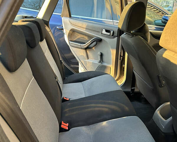 Серый Форд Фокус, объемом двигателя 1.6 л и пробегом 266 тыс. км за 5700 $, фото 14 на Automoto.ua