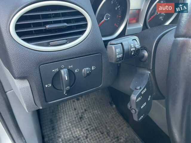 Сірий Форд Фокус, об'ємом двигуна 1.6 л та пробігом 236 тис. км за 5600 $, фото 10 на Automoto.ua