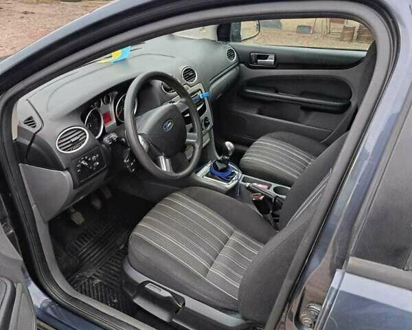 Серый Форд Фокус, объемом двигателя 1.56 л и пробегом 270 тыс. км за 5400 $, фото 6 на Automoto.ua