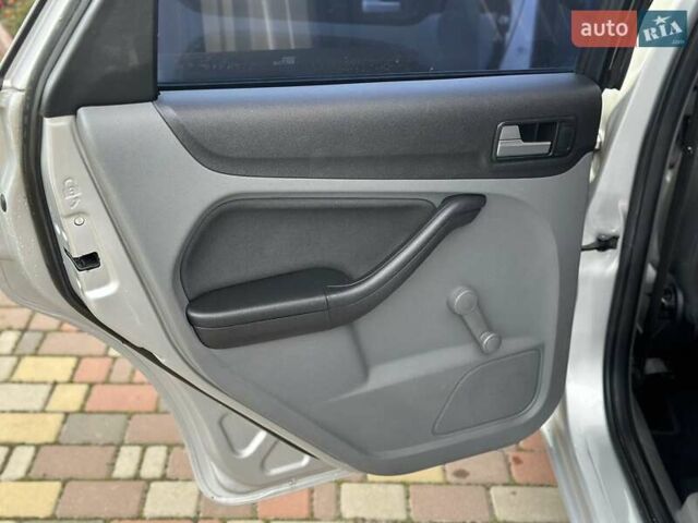 Серый Форд Фокус, объемом двигателя 1.6 л и пробегом 232 тыс. км за 6300 $, фото 27 на Automoto.ua