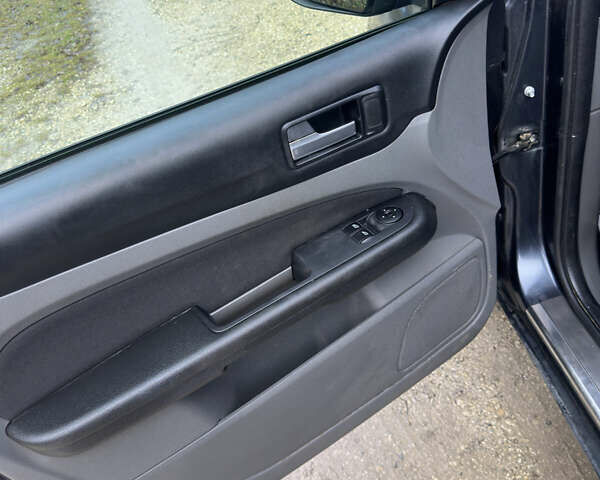 Серый Форд Фокус, объемом двигателя 1.6 л и пробегом 260 тыс. км за 5500 $, фото 19 на Automoto.ua