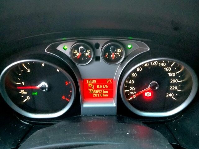 Серый Форд Фокус, объемом двигателя 1.6 л и пробегом 305 тыс. км за 5200 $, фото 2 на Automoto.ua