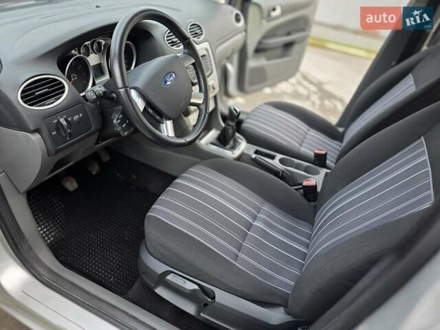 Серый Форд Фокус, объемом двигателя 1.6 л и пробегом 237 тыс. км за 5400 $, фото 1 на Automoto.ua