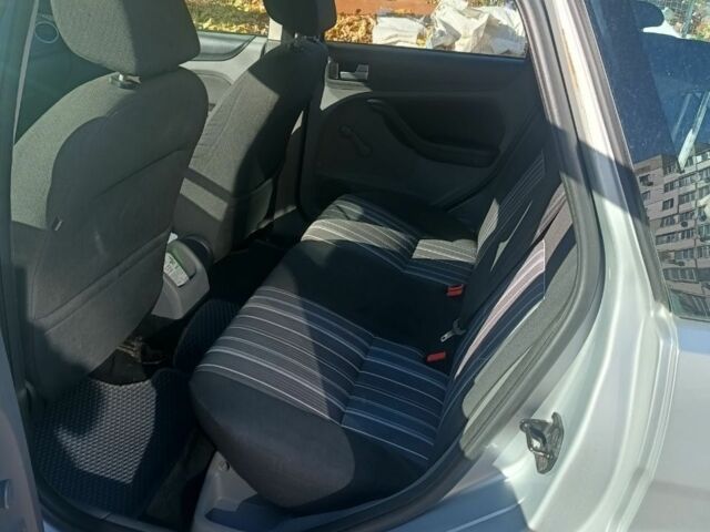 Серый Форд Фокус, объемом двигателя 1.6 л и пробегом 322 тыс. км за 4650 $, фото 4 на Automoto.ua