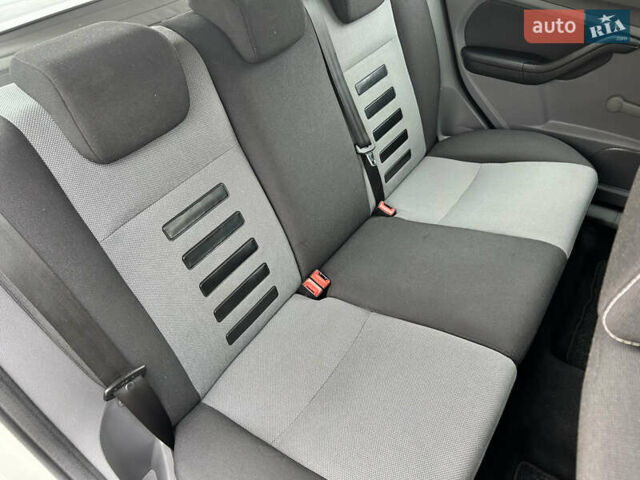 Сірий Форд Фокус, об'ємом двигуна 1.6 л та пробігом 200 тис. км за 5990 $, фото 31 на Automoto.ua