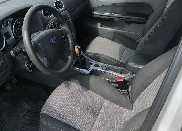 Серый Форд Фокус, объемом двигателя 1.6 л и пробегом 325 тыс. км за 3300 $, фото 5 на Automoto.ua