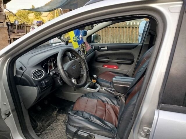 Серый Форд Фокус, объемом двигателя 1.8 л и пробегом 280 тыс. км за 3000 $, фото 1 на Automoto.ua