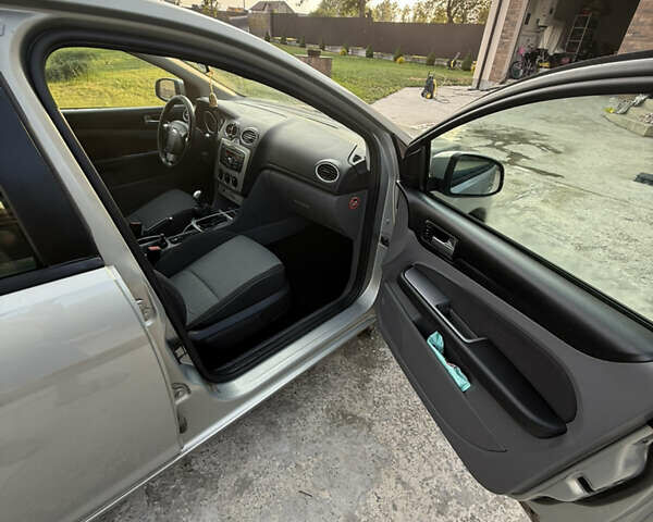 Серый Форд Фокус, объемом двигателя 1.6 л и пробегом 230 тыс. км за 4650 $, фото 12 на Automoto.ua