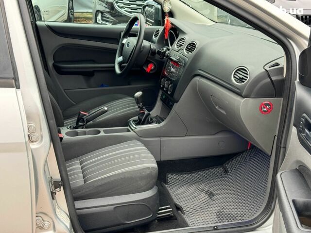 Серый Форд Фокус, объемом двигателя 1.6 л и пробегом 300 тыс. км за 5440 $, фото 22 на Automoto.ua