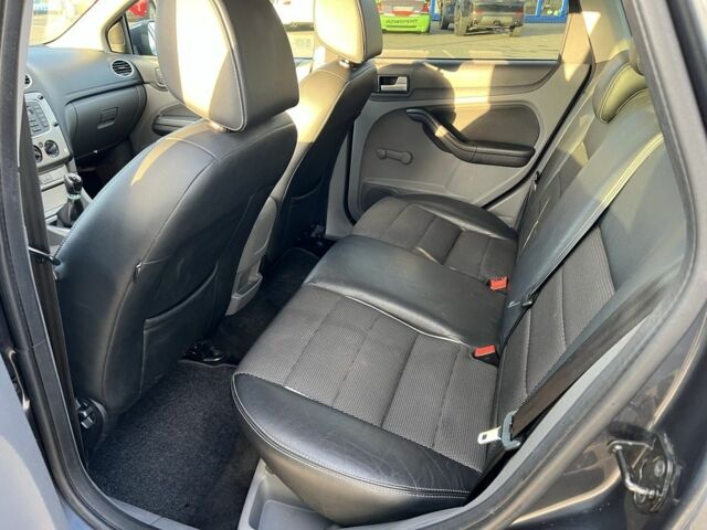 Серый Форд Фокус, объемом двигателя 1.6 л и пробегом 269 тыс. км за 4900 $, фото 18 на Automoto.ua