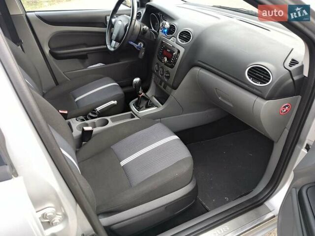 Серый Форд Фокус, объемом двигателя 1.6 л и пробегом 218 тыс. км за 6000 $, фото 2 на Automoto.ua