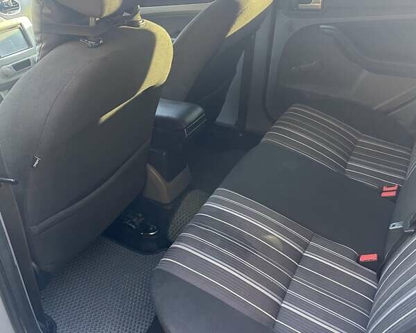 Сірий Форд Фокус, об'ємом двигуна 1.6 л та пробігом 295 тис. км за 5200 $, фото 12 на Automoto.ua