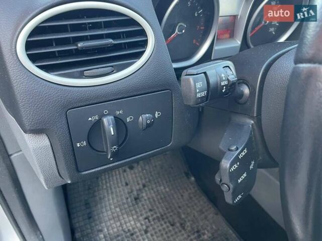 Серый Форд Фокус, объемом двигателя 1.6 л и пробегом 237 тыс. км за 5400 $, фото 13 на Automoto.ua