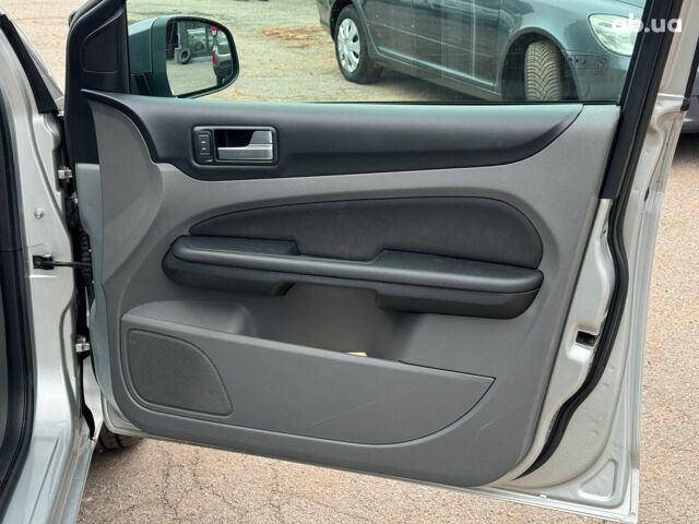 Серый Форд Фокус, объемом двигателя 1.6 л и пробегом 300 тыс. км за 5440 $, фото 21 на Automoto.ua