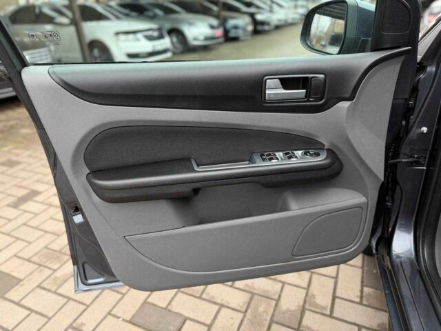 Серый Форд Фокус, объемом двигателя 1.6 л и пробегом 240 тыс. км за 6500 $, фото 9 на Automoto.ua