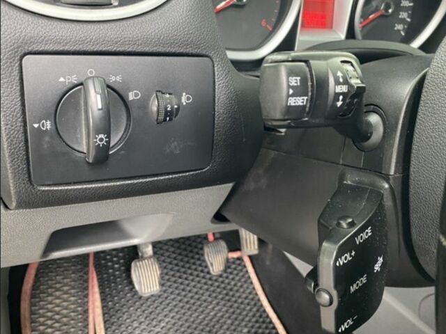 Серый Форд Фокус, объемом двигателя 1.6 л и пробегом 160 тыс. км за 6500 $, фото 7 на Automoto.ua