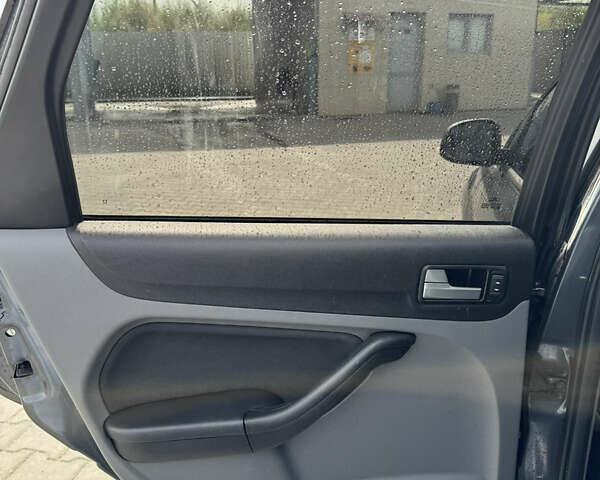 Серый Форд Фокус, объемом двигателя 1.6 л и пробегом 249 тыс. км за 5600 $, фото 7 на Automoto.ua