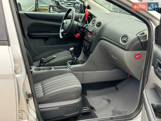Сірий Форд Фокус, об'ємом двигуна 1.6 л та пробігом 300 тис. км за 5440 $, фото 22 на Automoto.ua
