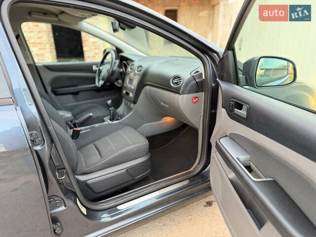 Серый Форд Фокус, объемом двигателя 1.6 л и пробегом 282 тыс. км за 5500 $, фото 44 на Automoto.ua