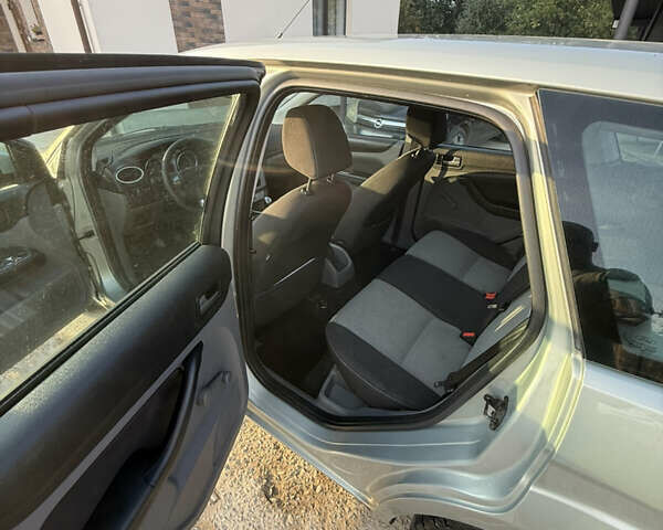 Серый Форд Фокус, объемом двигателя 1.6 л и пробегом 230 тыс. км за 4650 $, фото 11 на Automoto.ua