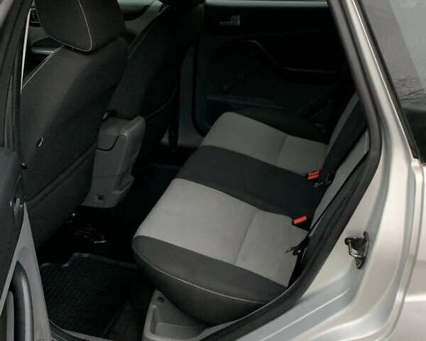 Серый Форд Фокус, объемом двигателя 1.6 л и пробегом 203 тыс. км за 6350 $, фото 6 на Automoto.ua