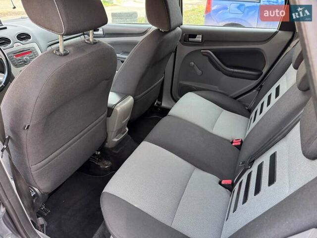 Серый Форд Фокус, объемом двигателя 1.6 л и пробегом 214 тыс. км за 6500 $, фото 9 на Automoto.ua