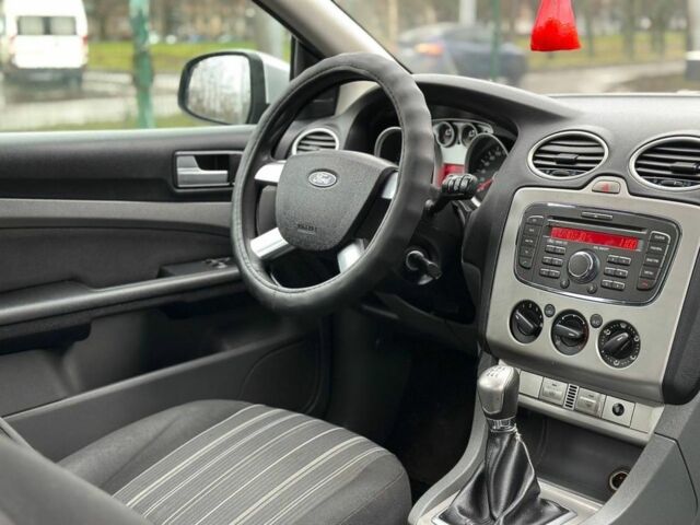 Серый Форд Фокус, объемом двигателя 1.6 л и пробегом 123 тыс. км за 2600 $, фото 4 на Automoto.ua