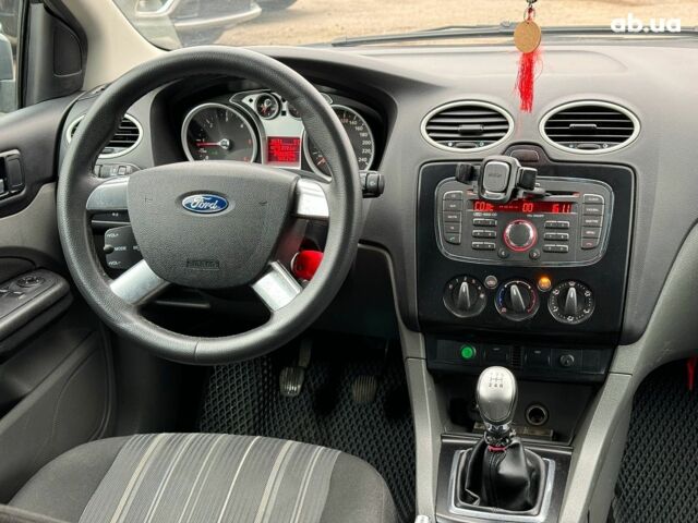 Серый Форд Фокус, объемом двигателя 1.6 л и пробегом 300 тыс. км за 5440 $, фото 23 на Automoto.ua