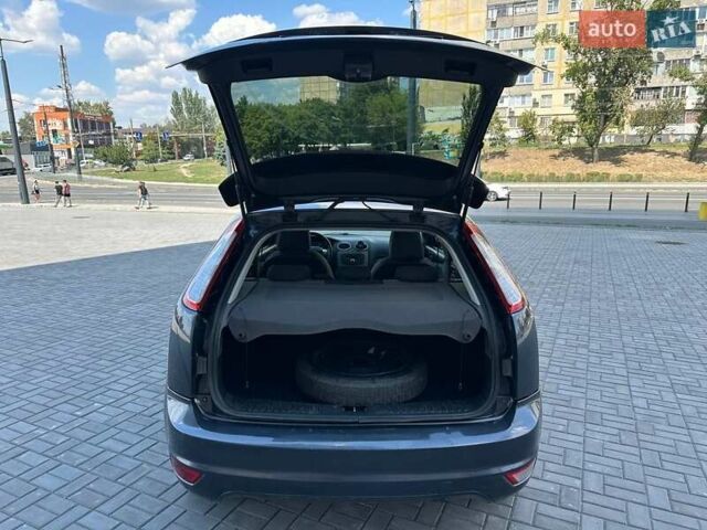 Серый Форд Фокус, объемом двигателя 1.6 л и пробегом 260 тыс. км за 5100 $, фото 6 на Automoto.ua