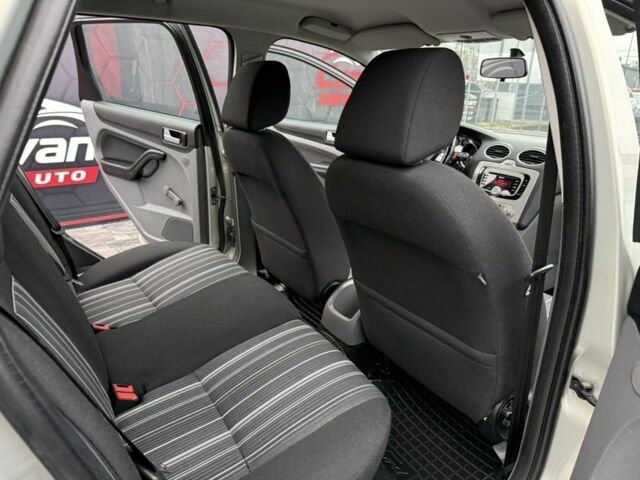 Серый Форд Фокус, объемом двигателя 1.6 л и пробегом 156 тыс. км за 6850 $, фото 2 на Automoto.ua