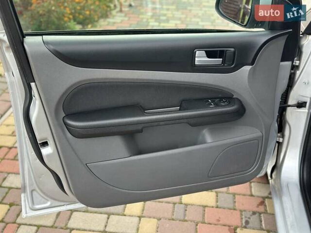 Серый Форд Фокус, объемом двигателя 1.6 л и пробегом 232 тыс. км за 6300 $, фото 17 на Automoto.ua