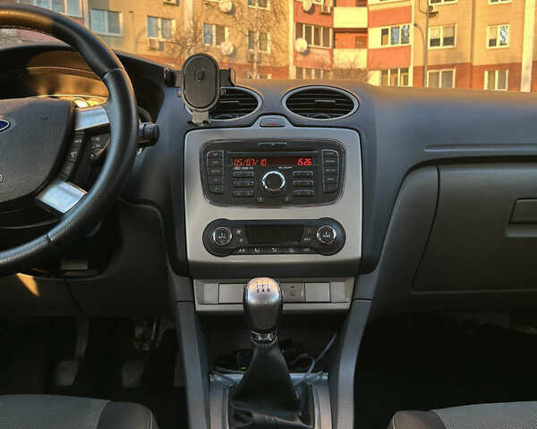 Серый Форд Фокус, объемом двигателя 1.6 л и пробегом 266 тыс. км за 5700 $, фото 9 на Automoto.ua