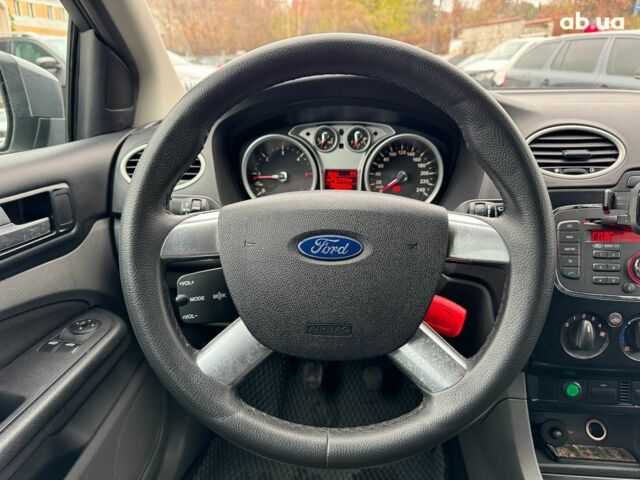 Серый Форд Фокус, объемом двигателя 1.6 л и пробегом 300 тыс. км за 5440 $, фото 24 на Automoto.ua