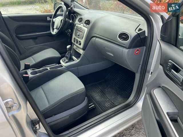 Сірий Форд Фокус, об'ємом двигуна 1.6 л та пробігом 207 тис. км за 6150 $, фото 10 на Automoto.ua