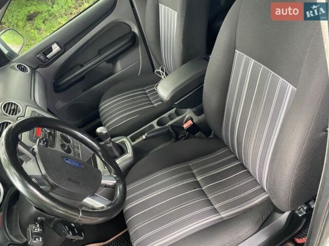 Серый Форд Фокус, объемом двигателя 1.6 л и пробегом 160 тыс. км за 6500 $, фото 6 на Automoto.ua