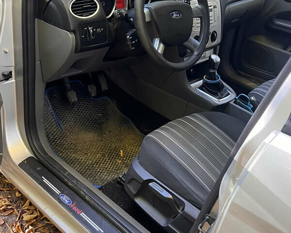 Сірий Форд Фокус, об'ємом двигуна 1.6 л та пробігом 255 тис. км за 5200 $, фото 4 на Automoto.ua