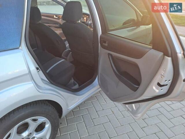 Серый Форд Фокус, объемом двигателя 1.6 л и пробегом 200 тыс. км за 6400 $, фото 16 на Automoto.ua