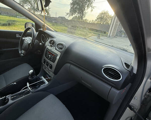 Серый Форд Фокус, объемом двигателя 1.6 л и пробегом 230 тыс. км за 4650 $, фото 14 на Automoto.ua