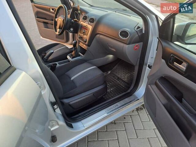 Серый Форд Фокус, объемом двигателя 1.6 л и пробегом 200 тыс. км за 6400 $, фото 15 на Automoto.ua