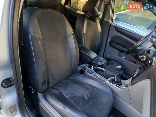 Серый Форд Фокус, объемом двигателя 1.56 л и пробегом 393 тыс. км за 5500 $, фото 6 на Automoto.ua