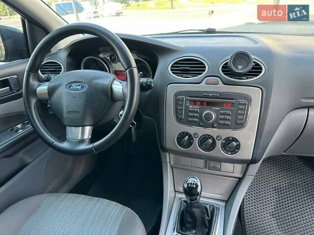 Серый Форд Фокус, объемом двигателя 1.6 л и пробегом 260 тыс. км за 5100 $, фото 9 на Automoto.ua