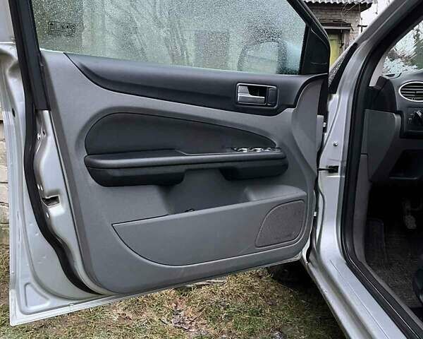 Серый Форд Фокус, объемом двигателя 1.56 л и пробегом 242 тыс. км за 5700 $, фото 3 на Automoto.ua