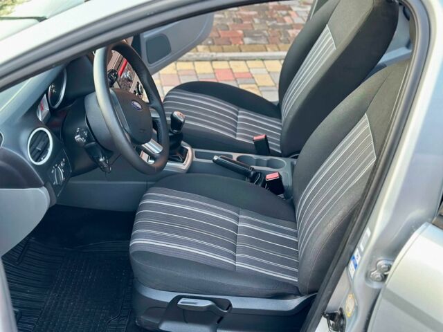 Серый Форд Фокус, объемом двигателя 1.6 л и пробегом 232 тыс. км за 6300 $, фото 6 на Automoto.ua