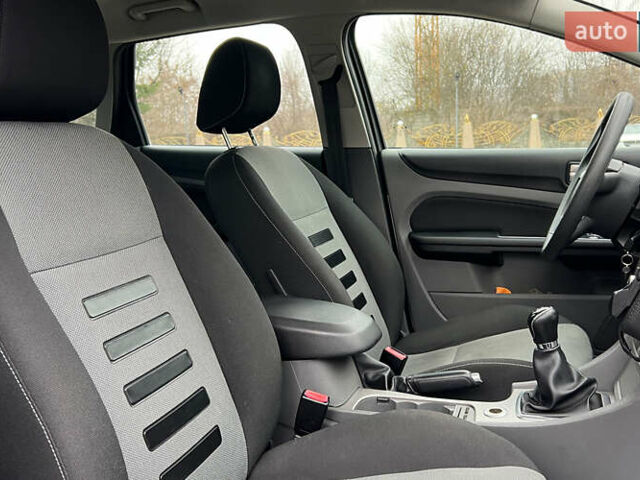 Серый Форд Фокус, объемом двигателя 1.56 л и пробегом 175 тыс. км за 5400 $, фото 15 на Automoto.ua