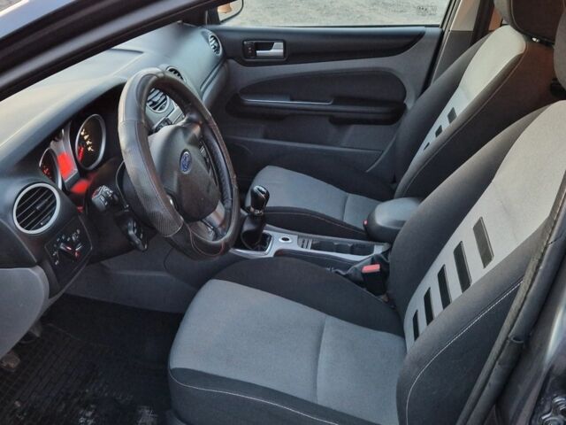 Серый Форд Фокус, объемом двигателя 1.6 л и пробегом 215 тыс. км за 5500 $, фото 7 на Automoto.ua