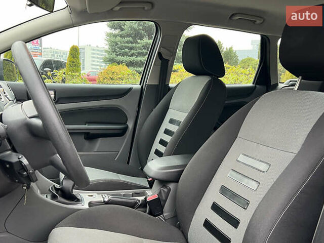 Серый Форд Фокус, объемом двигателя 1.56 л и пробегом 175 тыс. км за 5400 $, фото 8 на Automoto.ua