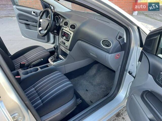 Серый Форд Фокус, объемом двигателя 1.6 л и пробегом 237 тыс. км за 5400 $, фото 11 на Automoto.ua