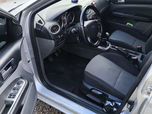 Серый Форд Фокус, объемом двигателя 1.6 л и пробегом 277 тыс. км за 6200 $, фото 4 на Automoto.ua