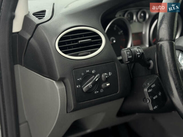 Серый Форд Фокус, объемом двигателя 1.6 л и пробегом 208 тыс. км за 6300 $, фото 22 на Automoto.ua